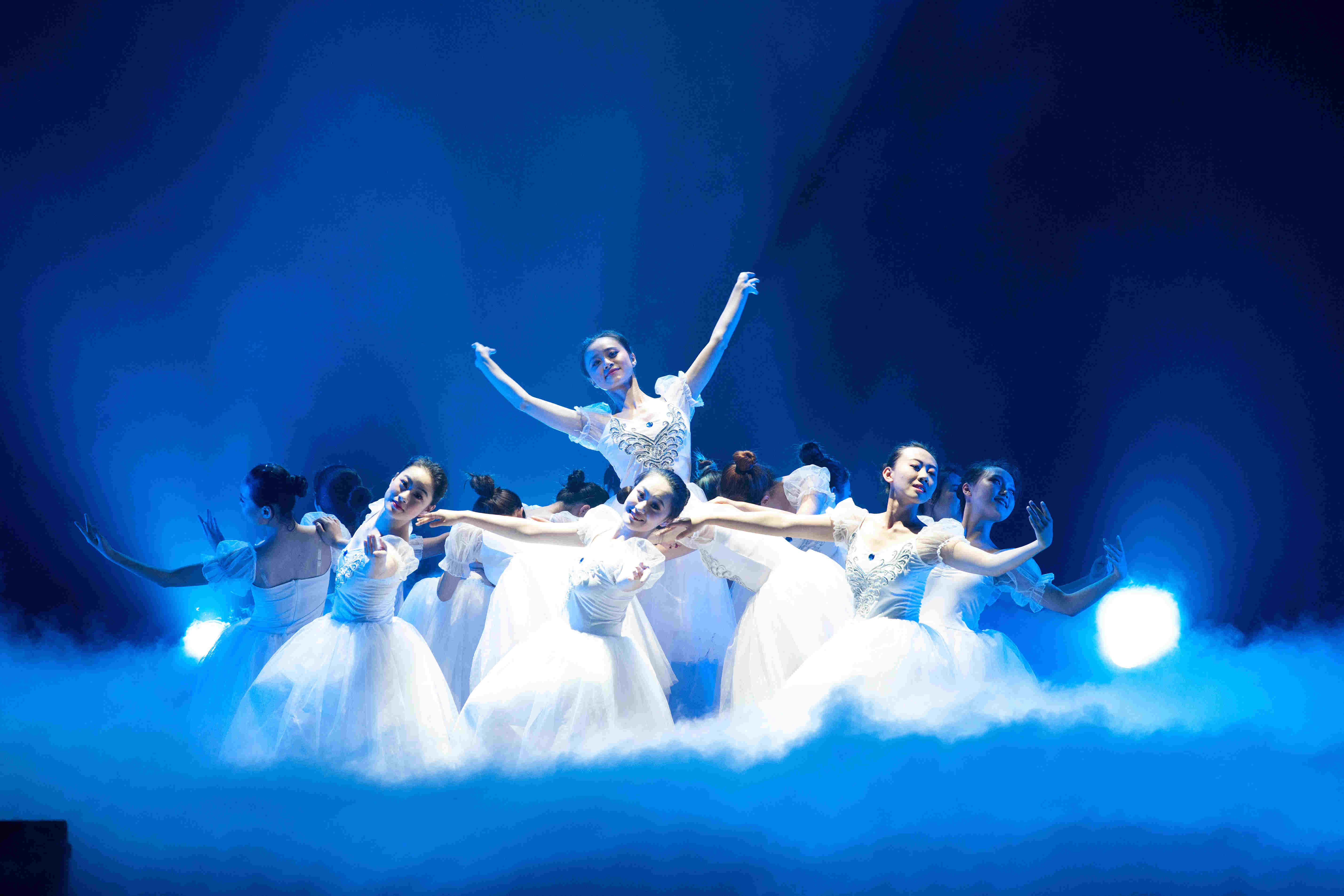一支唯美的中国意象舞《雨打芭蕉》拉开整场演出的帷幕,舞团姑娘们以